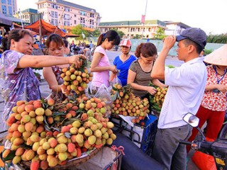 Người Hà Nội đi chợ sớm sắm Tết Đoan Ngọ