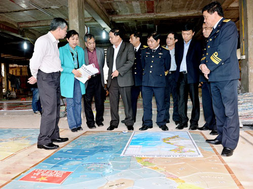 Bộ Tư lệnh Hải quân duyệt tấm bản đồ đầu tiên tại Hà Nội