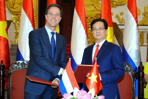 Thủ tướng Nguyễn Tấn Dũng và Thủ tướng Hà Lan Mark Rutte ký “Thỏa thuận đối tác chiến lược về nông nghiệp bền vững và an ninh lương thực”.