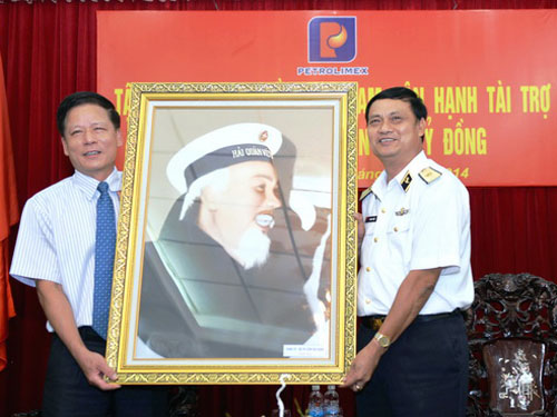 Tổng giám đốc Petrolimex Trần Văn Thịnh (bên trái) đón nhận bức ảnh Chủ tịch Hồ Chí Minh với Hải quân nhân dân Việt Nam do Chuẩn đô đốc- Chính ủy Hải quân Đinh Gia Thật (bên phải) trao tặng CBCNV-NLĐ Petrolimex.