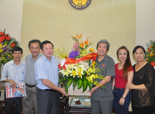 Tổng biên tập Báo Công Thương tặng hoa chúc mừng Hội nhà báo Việt Nam