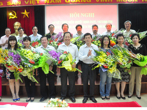 Thứ trưởng, Phó Chủ nhiệm UBDT Nông Quốc Tuấn tặng hoa chúc mừng lãnh đạo các báo, tạp chí nhân ngày 21/6