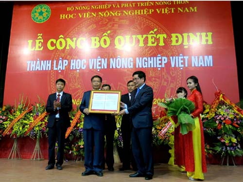 Bộ trưởng Bộ NN&PTNT Cao Đức Phát trao quyết định bổ nhiệm Giáo sư – Tiến sĩ, Nhà giáo ưu tú Trần Đức Viên làm Giám đốc Học viện Nông nghiệp Việt Nam.    