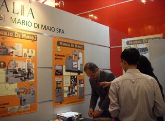 Khu vực triển lãm của Công ty Mario Di Maio Spa chuyên cung cấp máy cán dành cho tấm, dây, dải và dây định hình.