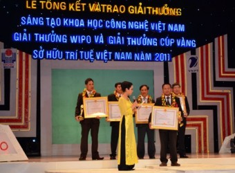 Đại diện BUSADCO nhận giải thưởng Sáng tạo khoa học công nghệ Việt Nam 2011