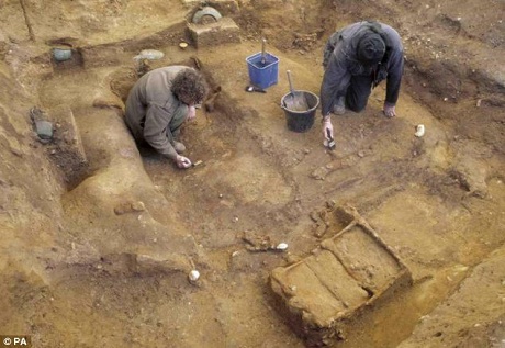 Tại địa điểm khảo cổ ở hạt Suffolk, người ta đã tìm thấy cây quyền trượng vào năm 1939.