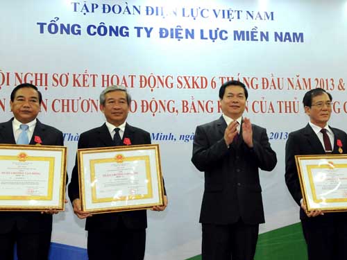 Bộ trưởng Bộ Công Thương Vũ Huy Hoàng đại diện trao bằng khen cho tập thể và các cá nhân thuộc EVN SPC