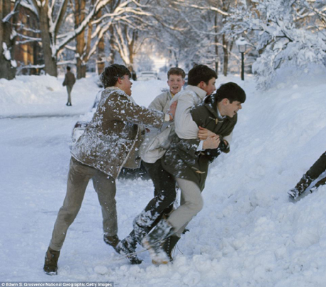 Những cậu bé nghịch ngợm với tuyết ở Deerfield, bang Massachusetts, Mỹ.