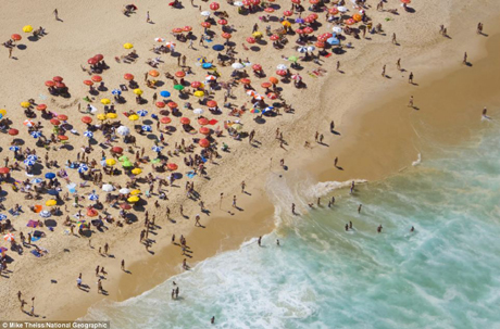 Đám đông đi nghỉ mát ở bờ biển Copacabana, thành phố Rio de Janeiro, Brazil.