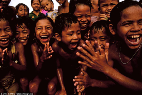 Những em bé người Campuchia vui vẻ tắm trong dòng nước máy mới được dẫn về làng.
