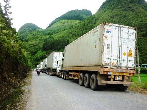 Hàng trăm container đông lạnh tạm nhập tái xuất đang ách tại Cửa khẩu Mường Khương.