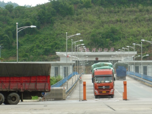 Xe chở hàng nhập khẩu từ Trung Quốc qua Cửa khảu Kim Thành (Lào Cai) vào Việt Nam