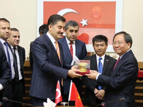 Thứ trưởng Bộ Tài chính Việt Nam tặng quà lưu niệm cho Thứ trưởng Bộ Tài chính Thổ Nhĩ Kỳ. 