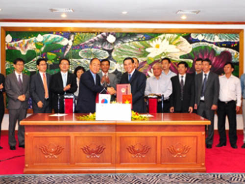 Thứ trưởng Trương Chí Trung và ông Lee Duk – Hoon ký Hiệp định