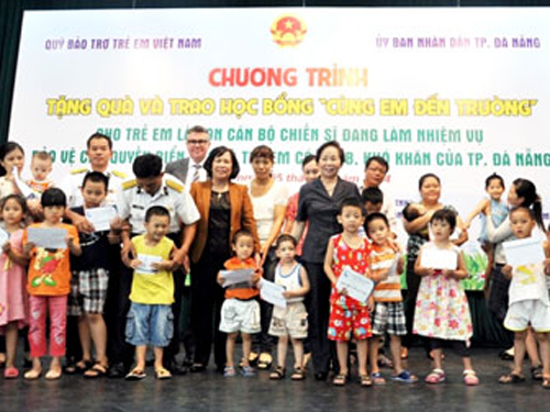 Phó Chủ tịch nước Nguyễn Thị Doan tặng quà cho các em