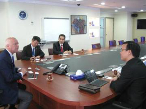 Đoàn công tác của Công ty Điện Quang làm việc với Tổng Giám đốc Tổng công ty hàng điện tử gia dụng Arcelik.