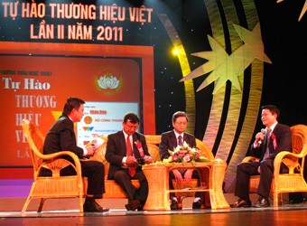 Ông Hứa Xuân Sinh- Tổng Giám đốc  Công ty CP Thực phẩm Đức Việt (ngoài cùng bên phải) trong chương trình giao lưu.