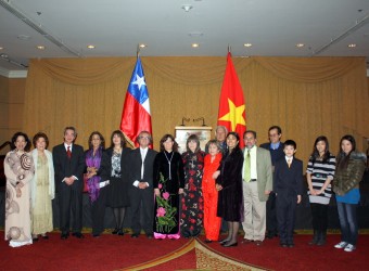 CBCNV Đại sứ quán và Thương vụ Việt Nam tại Chi Lê chụp ảnh lưu niệm với Viện Văn hóa Chi Lê – Việt Nam và một số doanh nghiệp Chi Lê.