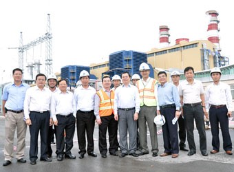 Bộ trưởng Bộ Công Thương Vũ Huy Hoàng cùng lãnh đạo Chủ đầu tư– PVPower NT2, Tư vấn, Nhà thầu PVC-Lilama tại Nhà máy điện Nhơn Trạch 2. 