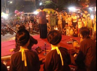 Tối thứ bảy hằng tuần, tại chợ Đồng Xuân (HN) có chương trình biểu diễn nghệ thuật truyền thống. Ảnh: Xuyên Sơn