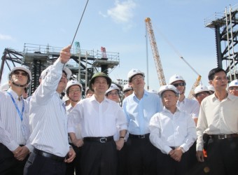 Thủ tướng Nguyễn Tấn Dũng thăm giàn khoan tự nâng 90m nước do PV Shipyard làm tổng thầu tháng 7/2011.
