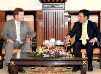 Bộ trưởng Bộ Ngoại giao Phạm Bình Minh tiếp ông James Webb, Thượng nghị sỹ Hoa Kỳ. Ảnh: TTXVN