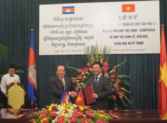 Ngài Hor Nam Hong-Phó Thủ tướng Campuchia, và Bộ trưởng Bộ Ngoại Giao Phạm Bình Minh ký biên bản thỏa thuận Kỳ họp lần thứ 12 UBHH VN-Campuchia.