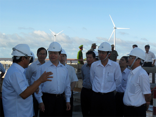 Bộ trưởng cùng Bí thư Tỉnh ủy thăm Ban quản lý nhà máy điện gió Bạc Liêu