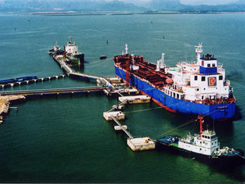 Tàu dầu Petrolimex cập Cảng B12