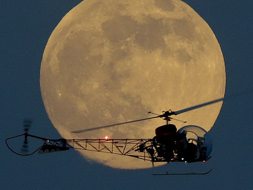 "Siêu trăng" được nhìn thấy phía sau một trực thăng ở New Jersey, Mỹ hồi tháng 6-2013 