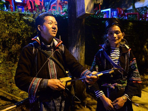 Ông Giang A Vang và vợ Vang Thi Xo biểu diễn âm nhạc tại Sapa. Cả hai ông bà lần đầu gặp nhau tại chợ tình cách đây 30 năm. 