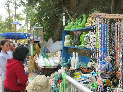 Các sản phẩm của làng đá mỹ nghệ Non Nước hấp dẫn du khách ghé thăm danh thắng Ngũ Hành Sơn