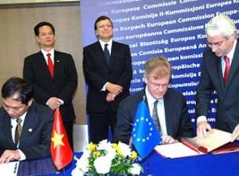 Việt Nam và EU ký hiệp định khung tháng 10 năm ngoái bên lề Hội nghị cấp cao ASEM 8 tại Brussels. Ảnh: Chinhphu.vn