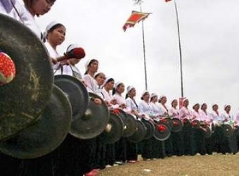 Thi biểu diễn cồng chiêng của các thiếu nữ Mường trong ngày hội Lễ Khai hạ Mường Bi.