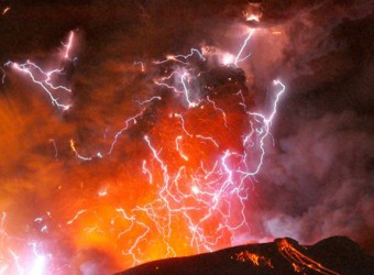 Tia chớp xuất hiện trong đám tro của một núi lửa đang phun trào