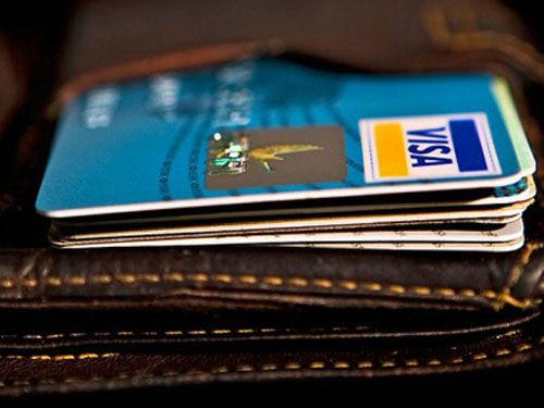 Khi thanh toán trực tiếp bằng thẻ tín dụng, bạn nên giám sát nhân viên thu ngân và để thẻ tín dụng trong tầm mắt. 