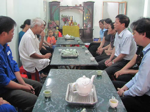 Tổng giám đốc Tập đoàn Trần Văn Thịnh động viên thăm hỏi gia đình nạn nhân.