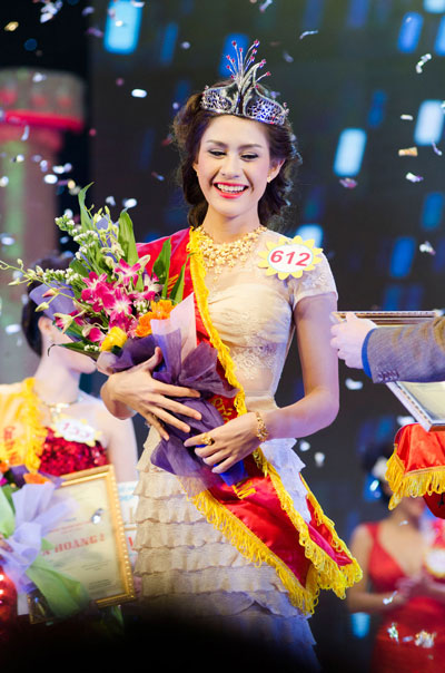 Nụ cười rạng rỡ của Tân Nữ hoàng Trang sức 2013 trong đêm chung kết