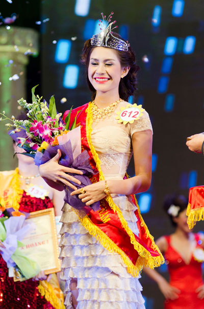 Nụ cười rạng rỡ của Tân Nữ hoàng Trang sức 2013 trong đêm chung kết