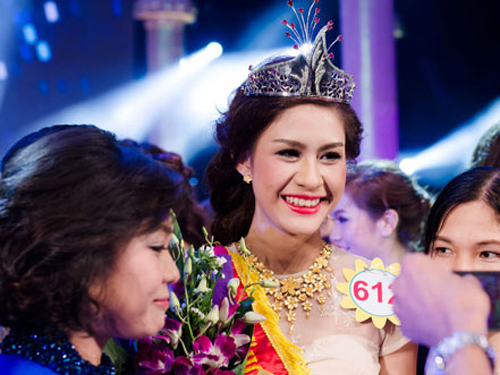 Nụ cười rạng rỡ của tân Nữ hoàng Trang sức 2013 trong đêm chung kết  