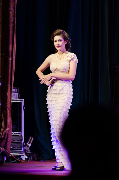 Tân Nữ hoàng Trang sức 2013 trong phần thi trang phục dạ hội và đeo trang sức