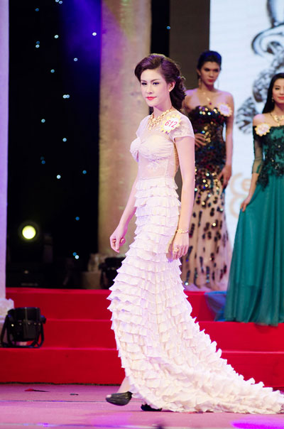 Tân Nữ hoàng Trang sức 2013 trong phần thi trang phục dạ hội và đeo trang sức