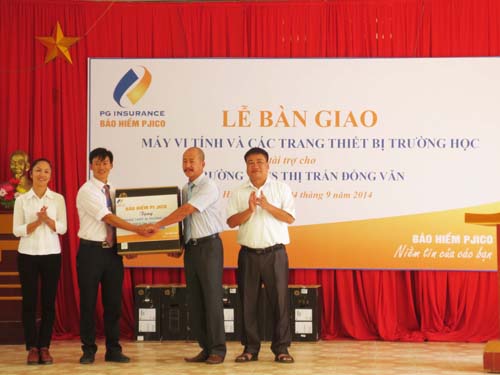Ông Bùi Hoài Giang- Phó TGĐ PJICO trao tặng quà cho đại diện Trường THCS Thị trấn Đồng Văn.