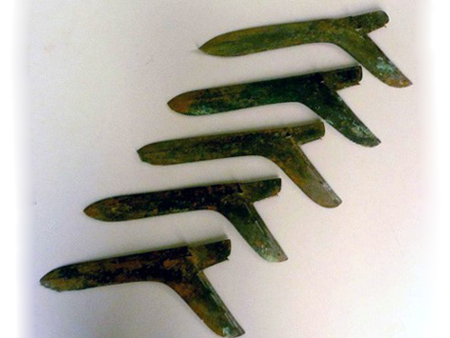 5 chiếc qua đồng Đông Sơn được tìm thấy trong ngôi mộ cổ.