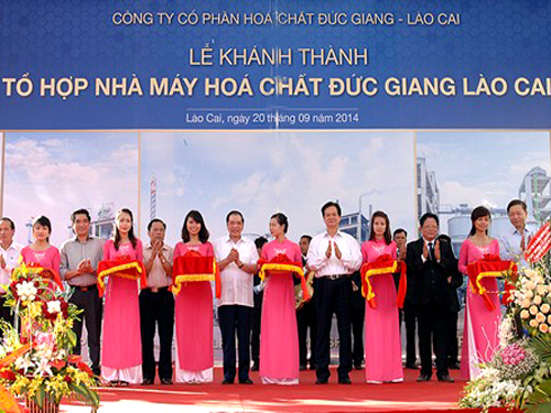Thủ tướng Nguyễn Tấn Dũng cắt băng khánh thành.