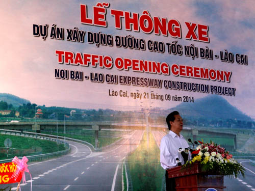 Thủ tướng Nguyễn Tấn Dũng phát biểu tại lễ thông xe