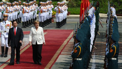 Thủ tướng Việt Nam Nguyễn Tấn Dũng và Thủ tướng Đức Angela Merkel duyệt đội danh dự trong lễ đón bà tại Hà Nội. Ảnh: AFP