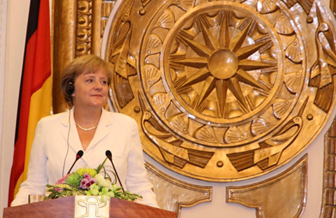 Thủ tướng Đức Merkel trong cuộc họp báo chung với chủ nhà Việt Nam. Ảnh: Nguyễn Hưng.