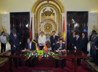 hủ tướng Đức TS. Angela Merkel và Thủ tướng Việt Nam Nguyễn Tấn Dũng chứng kiến Lễ ký kết Hiệp định hợp tác tài chính giữa Chính phủ Việt Nam và Chính phủ CHLB Đức  