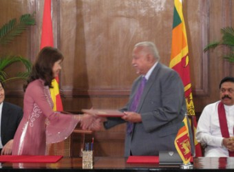 Đại diện PV Oil và đối tác Sri Lanka ký hợp đồng bán sản phẩm dầu khí trước sự chứng kiến của Chủ tịch nước Trương Tấn Sang và Tổng thống Mahinda Rajapaksa